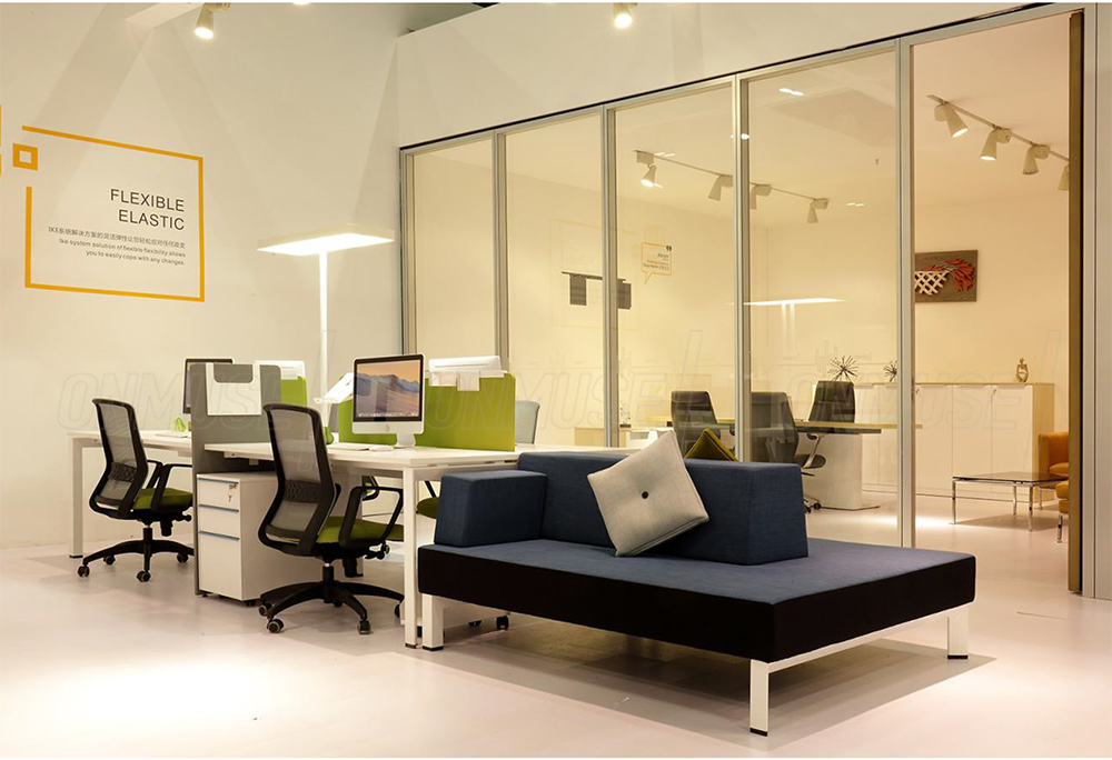 Espacio comercial verde con mamparas de doble vidrio y mamparas de oficina